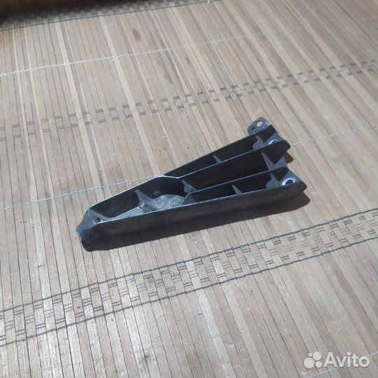 Кронштейн впускного коллектора Mercedes-Benz