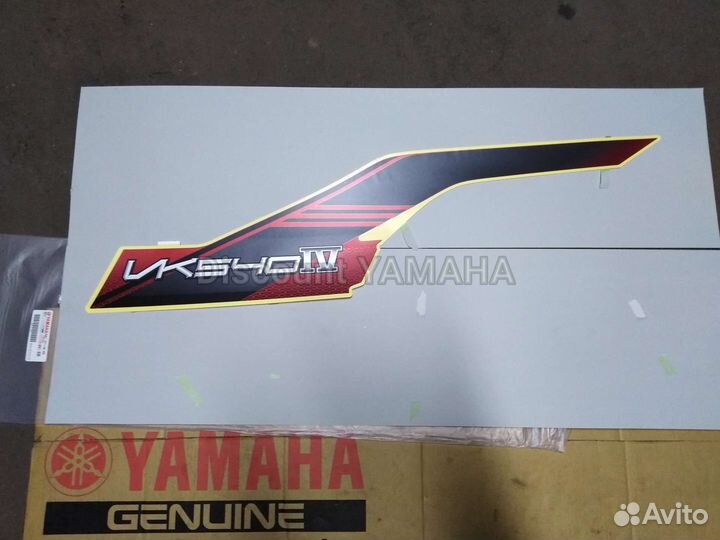 Оригинальная наклейка правая на капот Yamaha Vk540