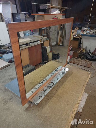 Зеркало с полочкой