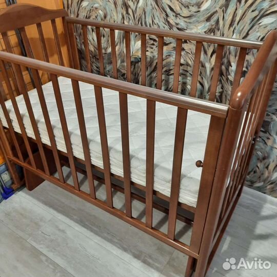 Детская кроватка с маятником