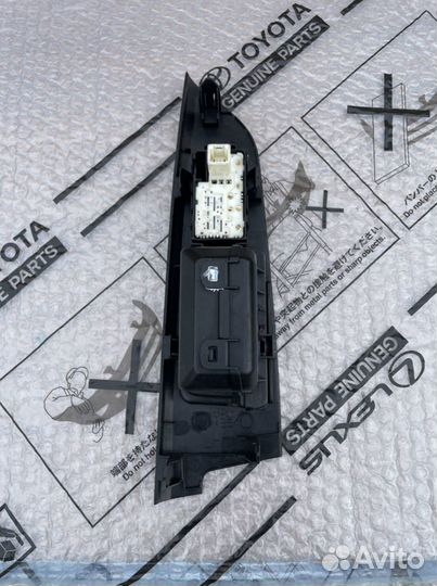 Накладка обшивки Toyota Land Cruiser 200