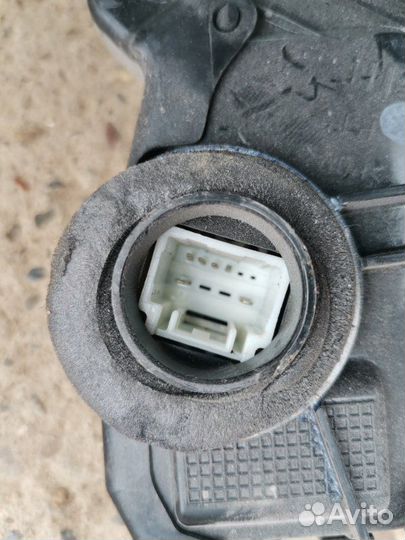 Замок двери передний правый Toyota Auris 2008