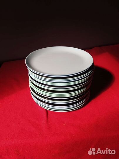 Посуда ресторанная, тарелки, приборы