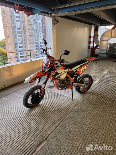 Avantis A5 Lux Motard