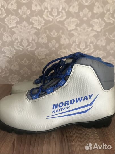 Лыжные ботинки и лыжи