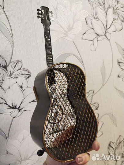 Гитара- контейнер под винные пробки