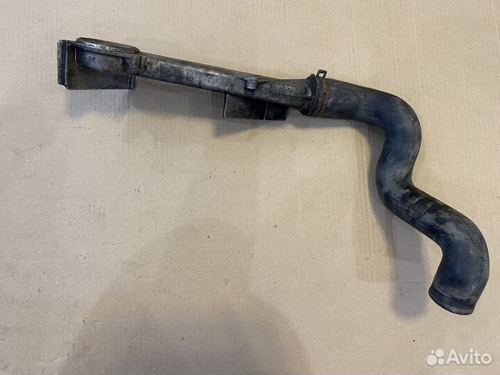 Корпус термостата с патрубком Audi A8 D3 077121121