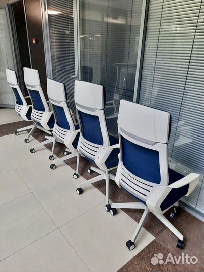 Офисное кресло с подголовником