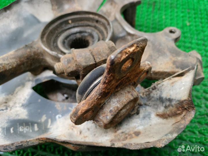 Кулак поворотный передний левый Volkswagen Golf 2