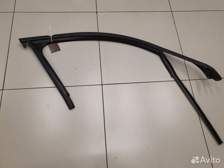 Уплотнитель стекла передней правой двери Audi A6 S6 C7 2011-2018