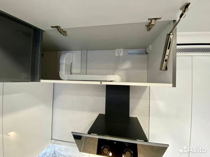 Угловая кухня под потолок на заказ в Омске