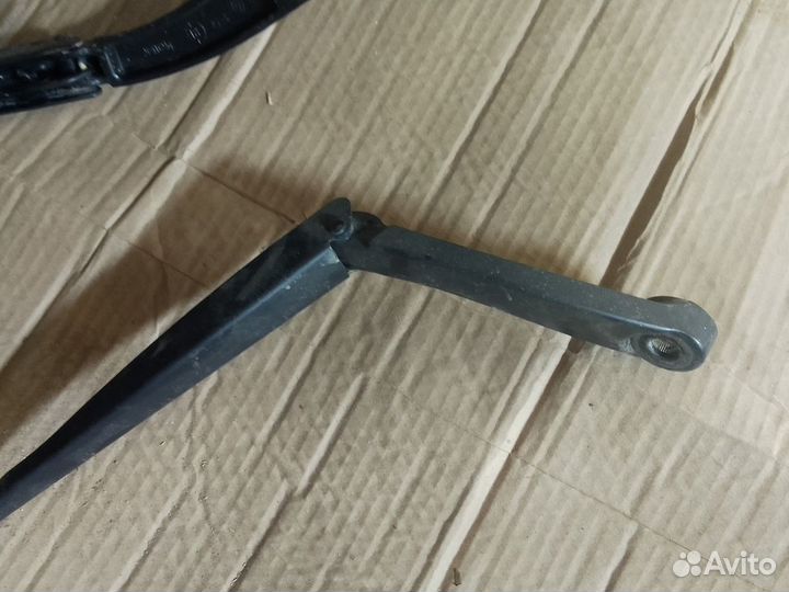 Поводок дворника передний прав/лев LADA X-Ray