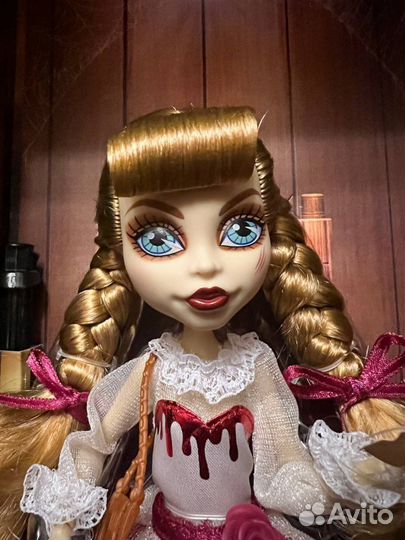Annabelle Monster High Skullector Doll на руках