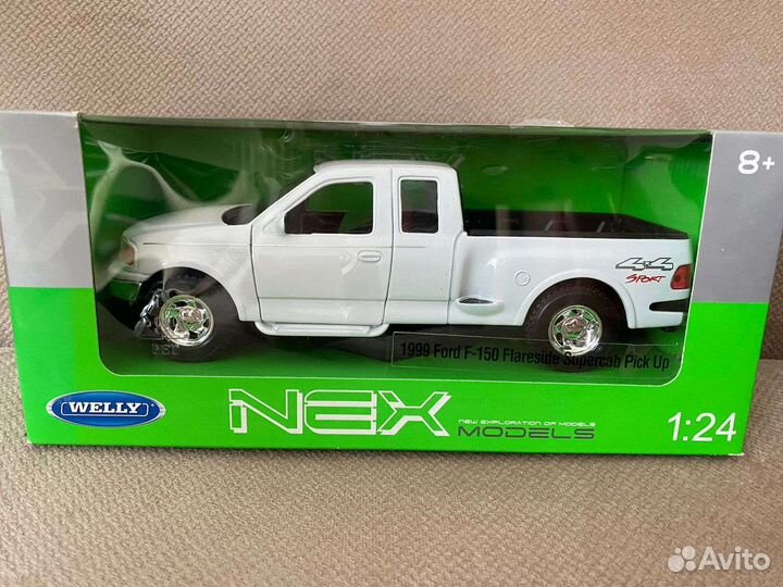 Модели Aston Martin V12 и 1999 Ford F-150, 1:24