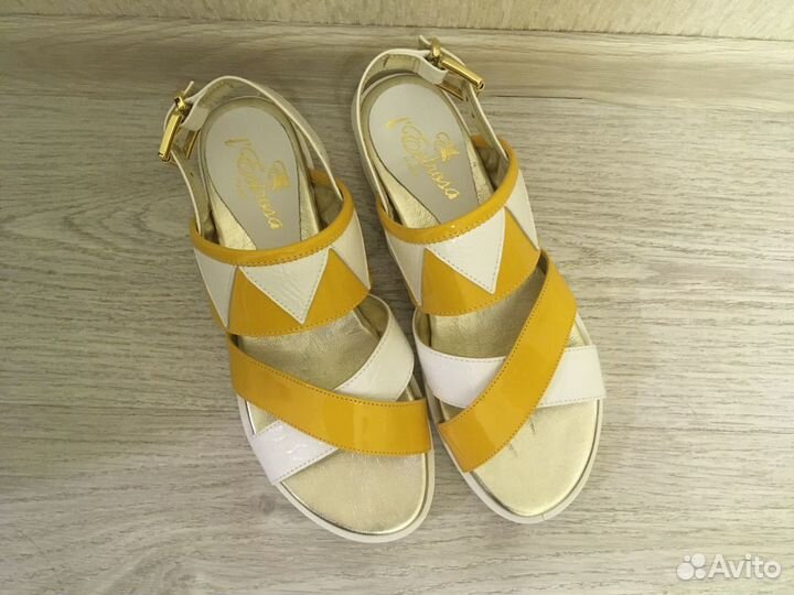 Босоножки новые Lestrosa