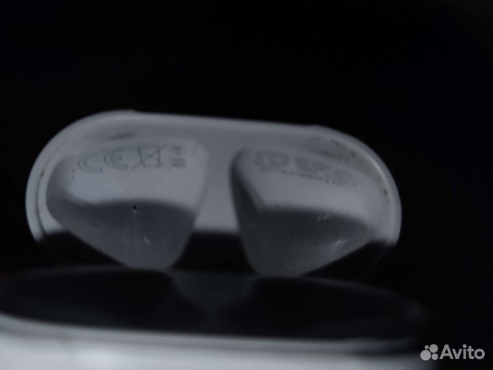 AirPods 2 with Wireless Charging Case