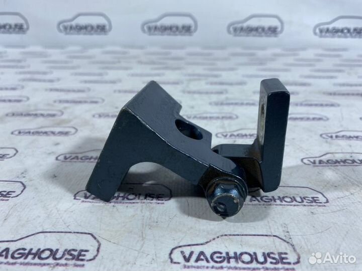 Петля двери задняя правая Volkswagen Touareg 7L