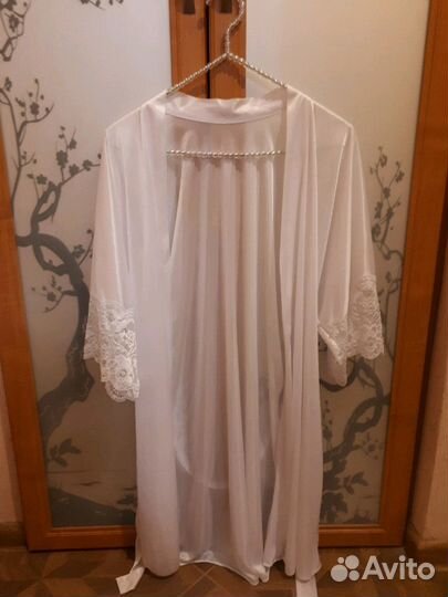 Атласный халат с кружевом