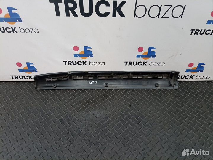 1297410 Накладка торпедо правая