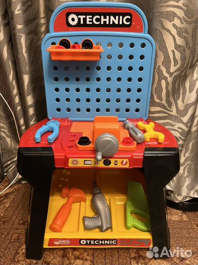 Набор инстументов на верстаке детский