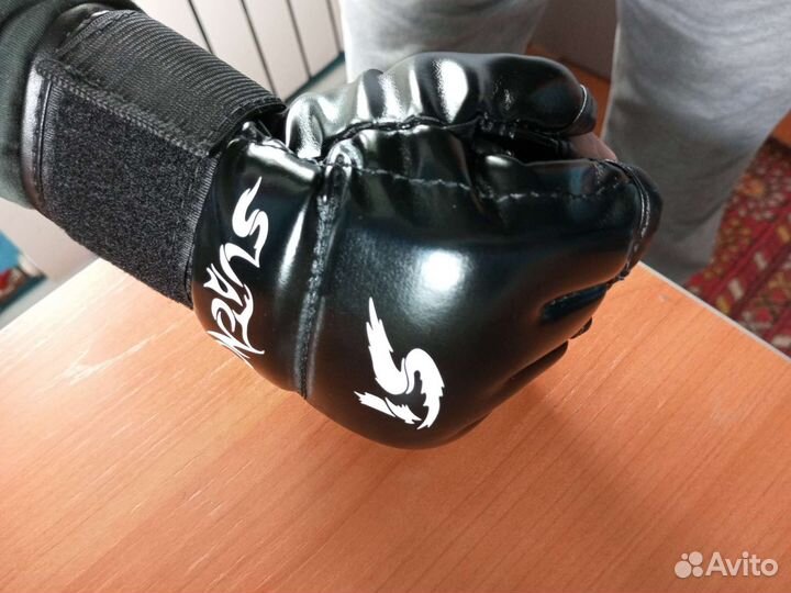 Перчатки для кикбоксинга и смешанных единоборств