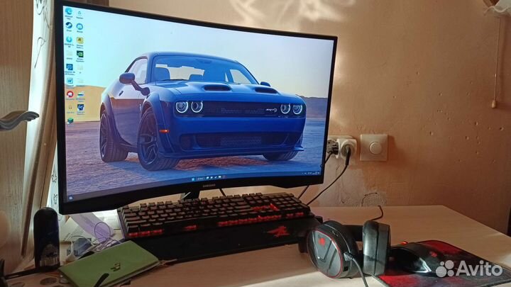 Игровой компьютер с монитором и клавиатурой