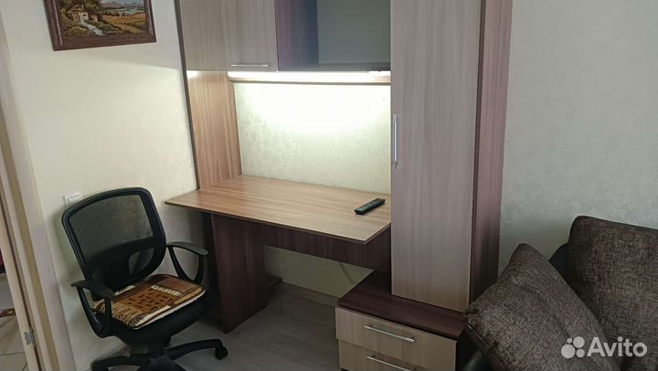 Компьютерный столик бу с полками