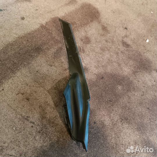 Уголок жабо левый уплотнитель крыла. Kia Rio 3