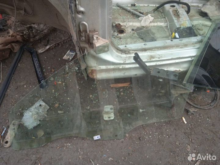 Стекло двери переднее Kia Rio