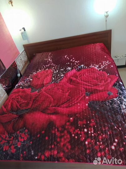 Покрывало для кровати с красными розами