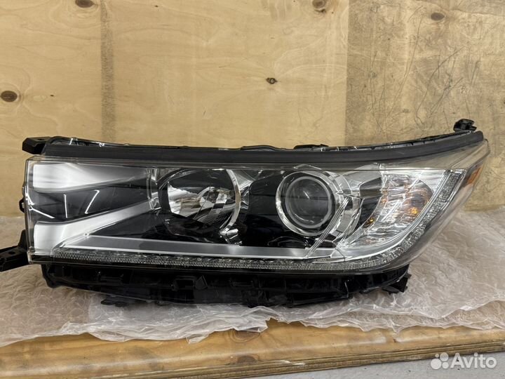 Фара левая Toyota Highlander GSU50, GSU55L