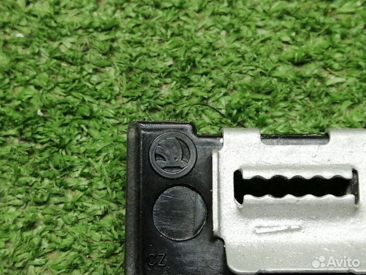 Кронштейн правый Skoda Octavia A7 CWV 2014