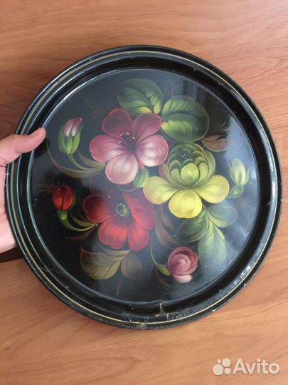 Подносы расписные и с тиснёным рисунком