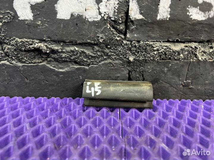 Уплотнительная резинка двери передняя правая