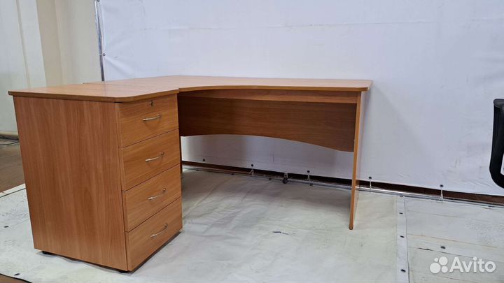 Угловой письменный стол Едем