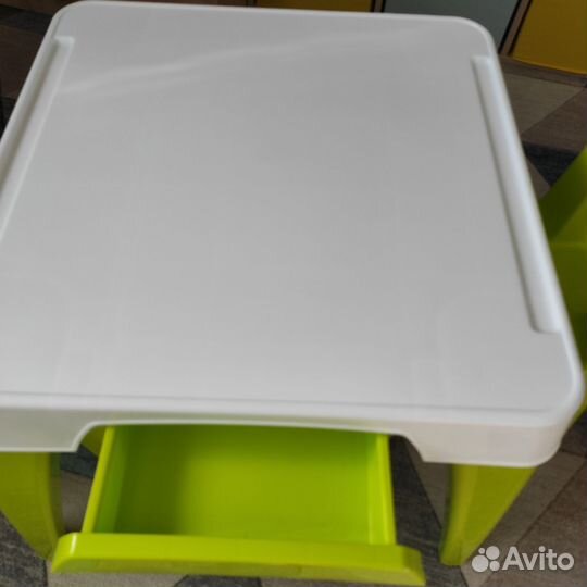Детский стол и стулья
