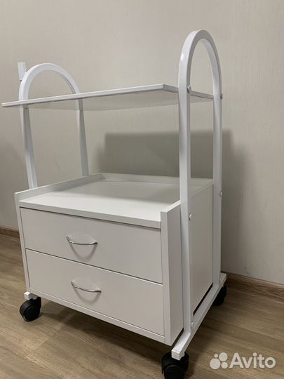Стол тележка на колесиках мастера косметолога