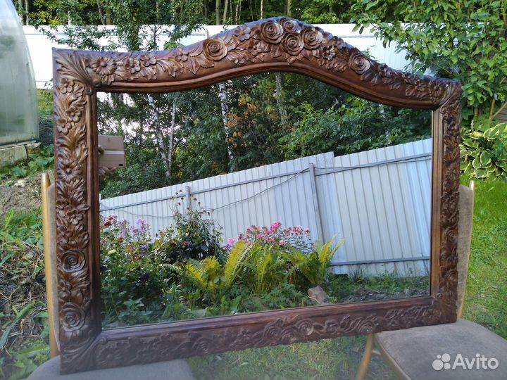 Зеркало в резной раме