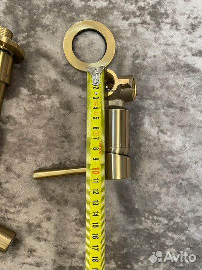 Смеситель скрытого монтажа втроенный золото