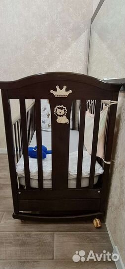 Детская кроватка с маятником и ящиком