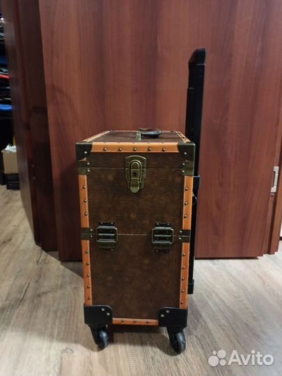 Чемодан для мастера на колёсах