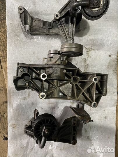 Кронштейн генератора Volkswagen Transporter T4