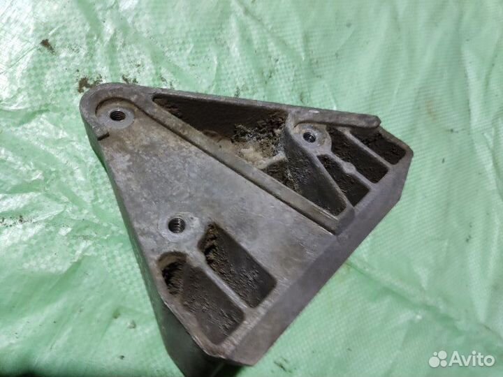Опора двигателя левая Audi 100 седан 2.5 AAT 1991