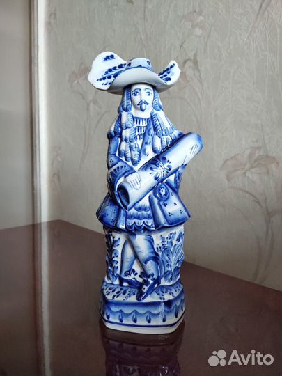 Фарфоровая статуэтка - Графин 