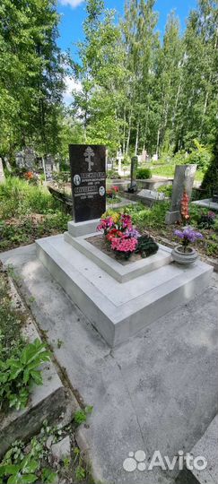 Уборка могил на кладбище