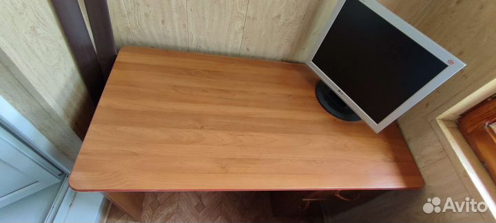 Компьютерный стол и письменный стол