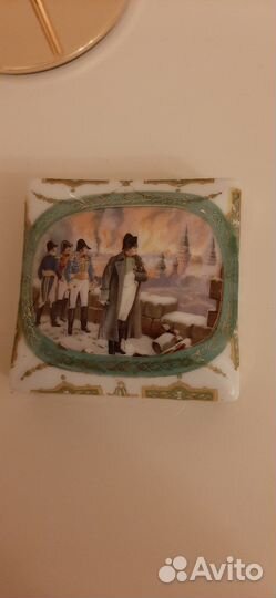 Фарфоровая шкатулка Каподимонте с Наполеоном