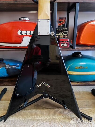 Обменяю Jackson king v + EMG USA