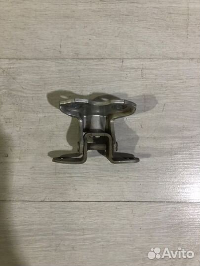 Петля двери зад право toyota corolla E150 1.6 мт с