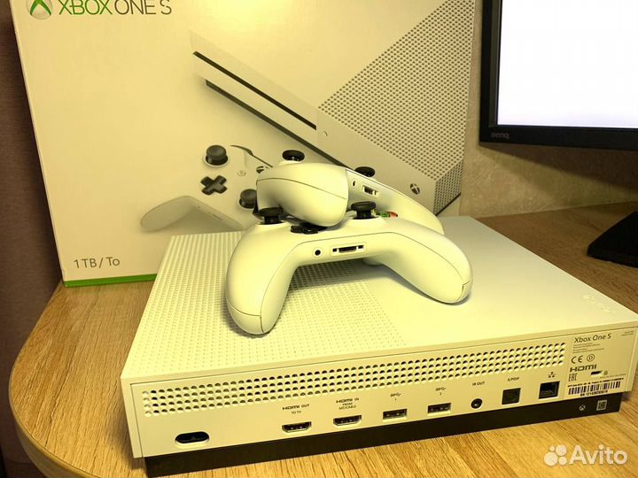 Xbox ONE S 1 TB 2 Геймпада